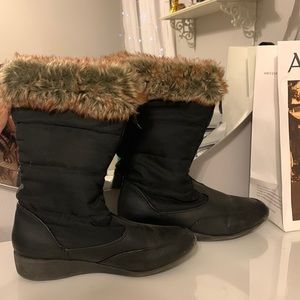 Black snow boots with fur